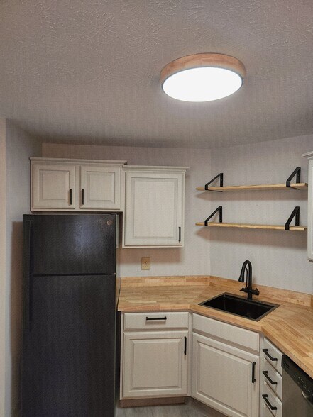 Building Photo - 3675 Clague Rd