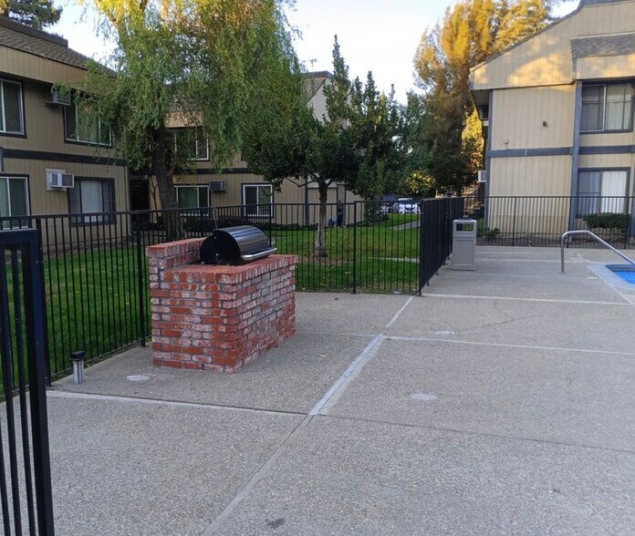 Barbecue grill - 6724 Plymouth Rd