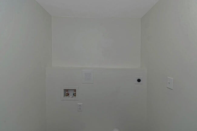 Building Photo - 204 Mill St