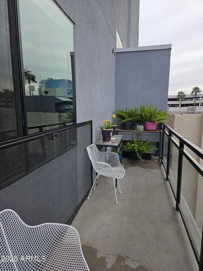 Building Photo - Resort Living in Midtown!!  Pool, Dog walk...