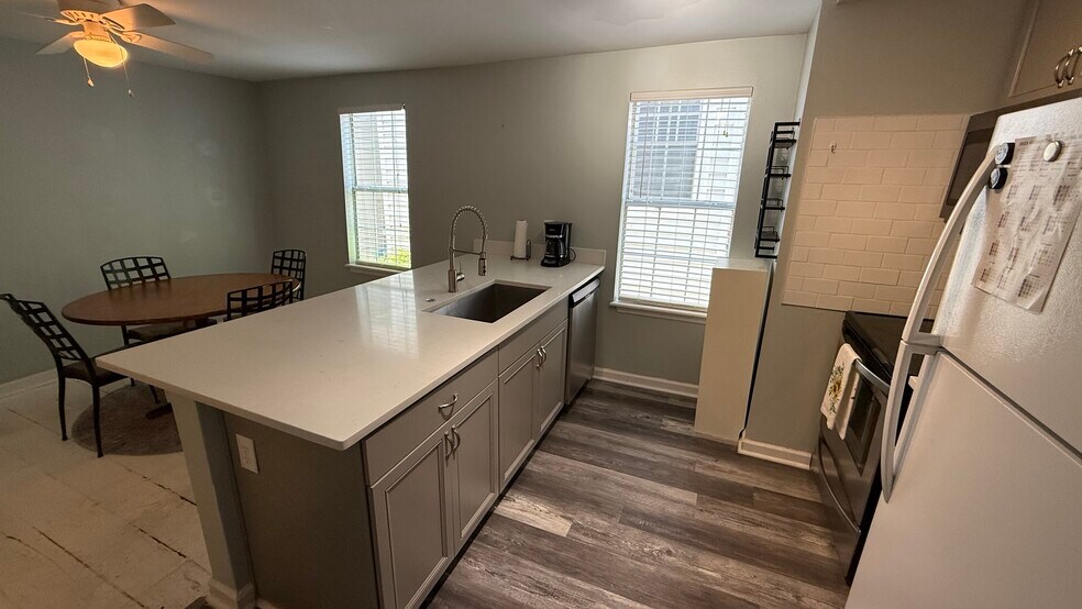 Building Photo - 286 Ashley Ave