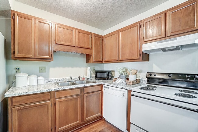 Building Photo - Luxurious and affordable all-brick townhom...