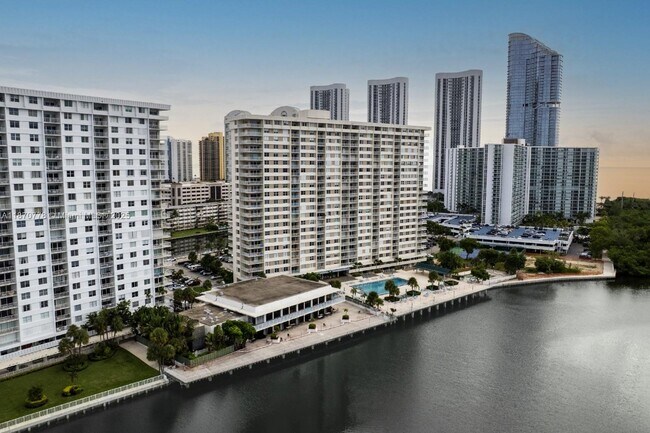 Building Photo - 300 Bayview Dr