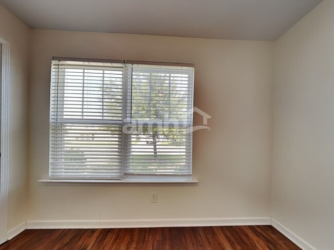 Building Photo - 215 Bellflower Cir
