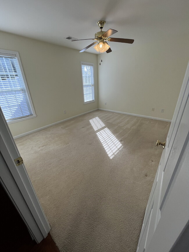 Building Photo - "Charming 3-Bed Townhouse with Granite Tou...