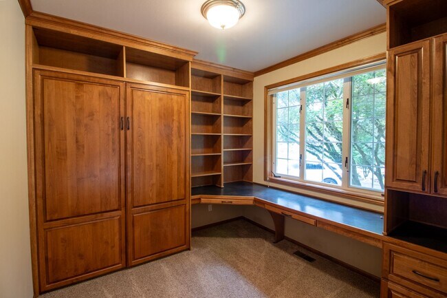 Building Photo - 4bd/2.5ba Redmond Home