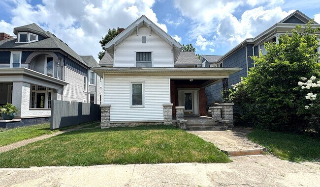 Building Photo - 806 SE Riverside Dr