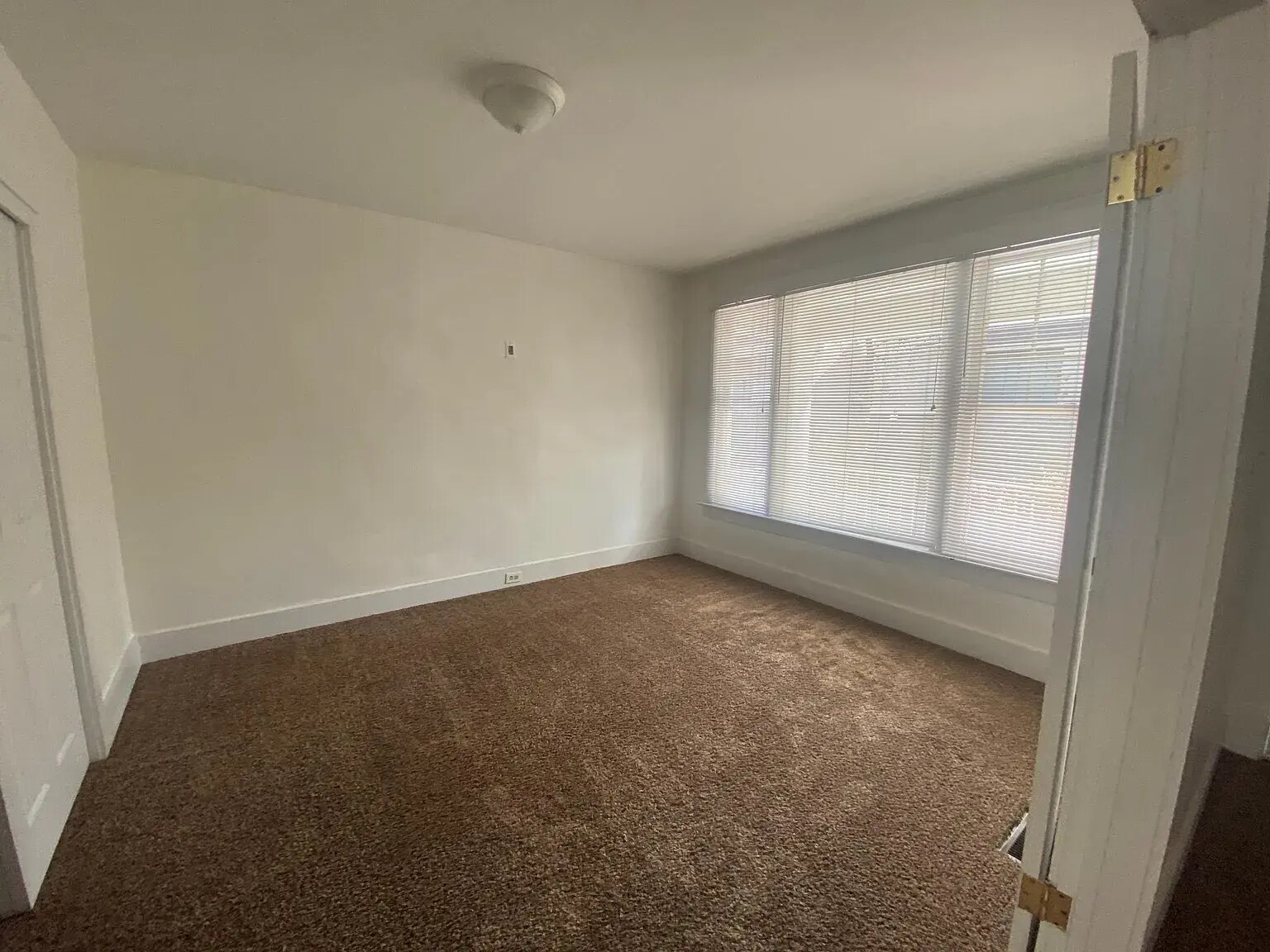 Building Photo - 729 E Linden Ave