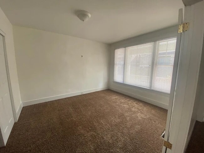 Building Photo - 729 E Linden Ave