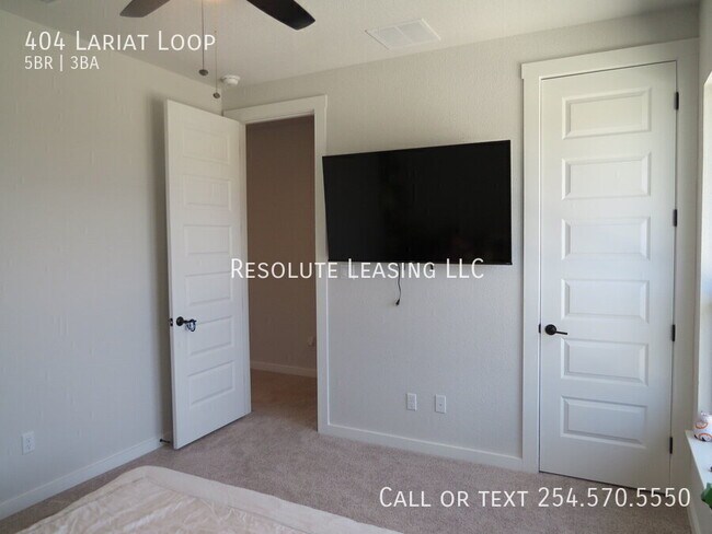Building Photo - 404 Lariat Lp