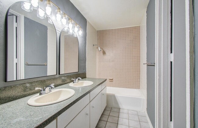 Building Photo - 417 Brook Hollow Dr