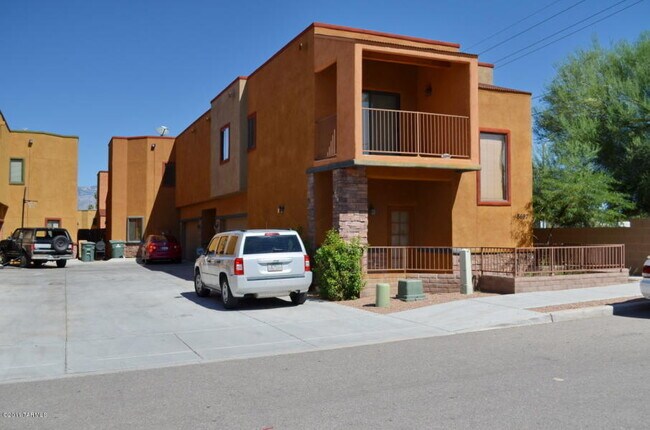 Building Photo - 3 Bedroom Eastside Townhome