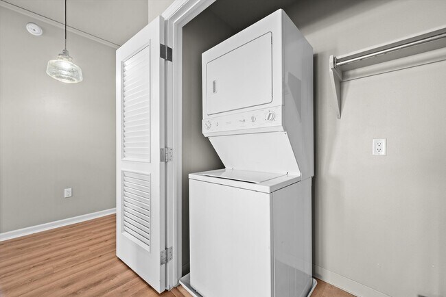 Building Photo - Downtown Living