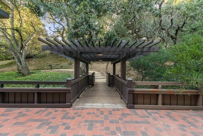 Building Photo - 1202 Sharon Park Dr