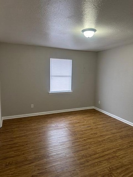 Building Photo - 747 20th St SE