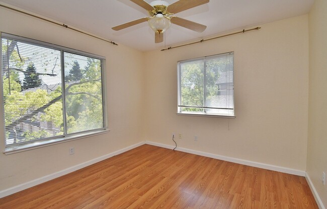 Building Photo - $3550 / 3 BR GORGEOUS PARKMONT TOWNHOME CL...