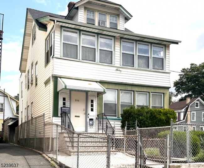 Building Photo - 705 Chancellor Ave