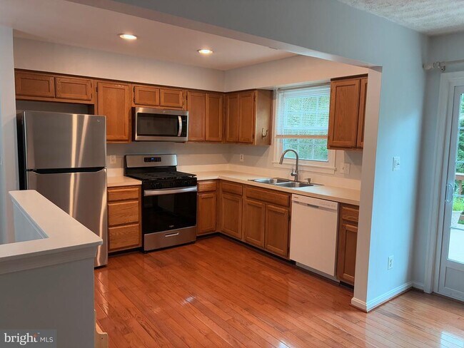 Building Photo - 7209 Lake Cove Dr