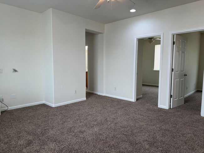 Building Photo - Gorgeous 4 bedroom 2 story home in Anatolia