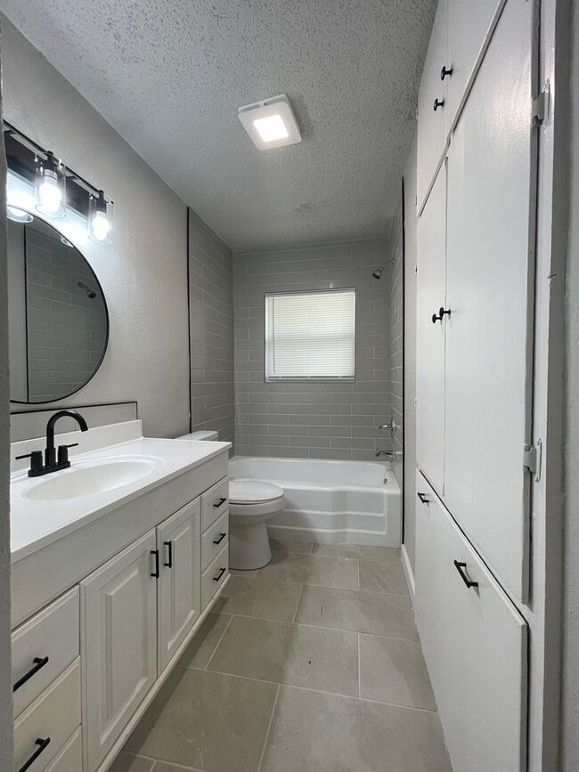 Building Photo - Newly Renovated 3-Bedroom, 2-Bath Home in ...