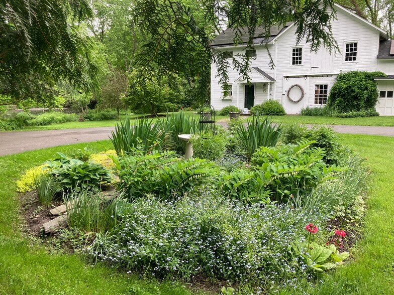 Sunny Cottage in Garden Setting - 75 Fostertown Rd