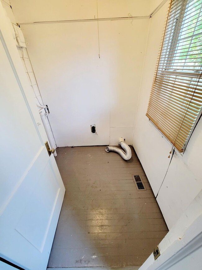 Building Photo - Cozy 2-Bedroom Home for Rent in Burlington!