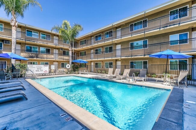 Building Photo - Palm Central South