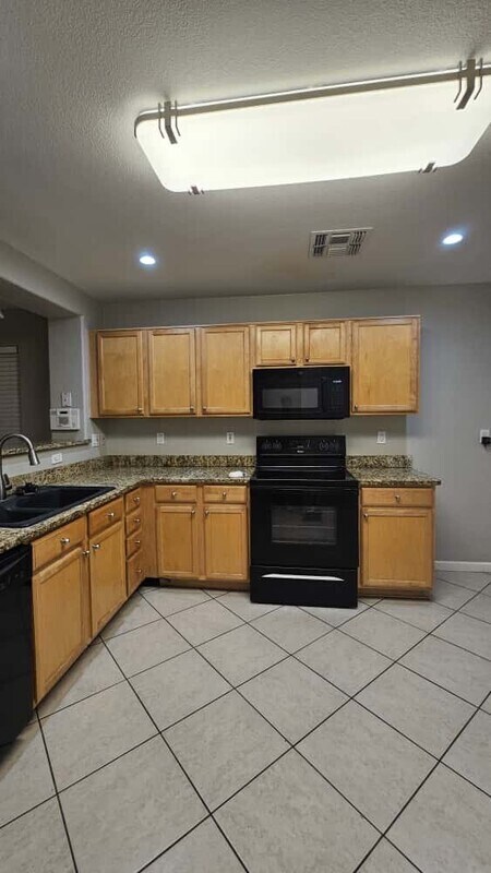 Building Photo - 711 S Roca St