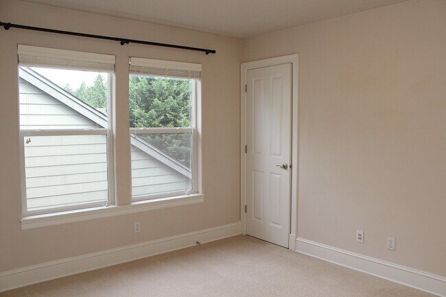 Building Photo - Spacious 4 BDR Legend & Renaissance Constr...