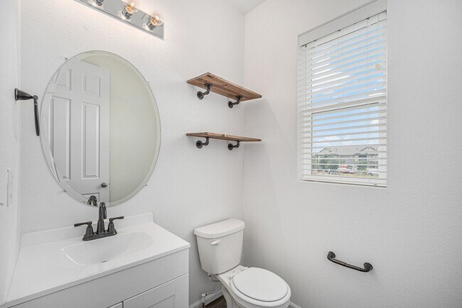 Building Photo - Spacious 3 bedroom home in the heart of Ly...