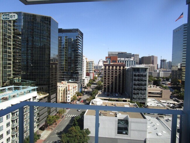 Building Photo - Savina by Bosa - Built 2020 - Bay & Downtown Views - 2 Parking Spots