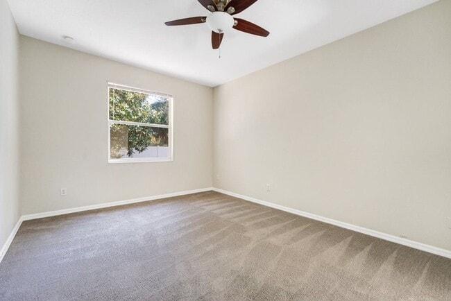 Building Photo - Cozy 4/2 Home Nestled in a Gated Community