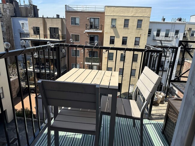 Building Photo - 408 Grand St