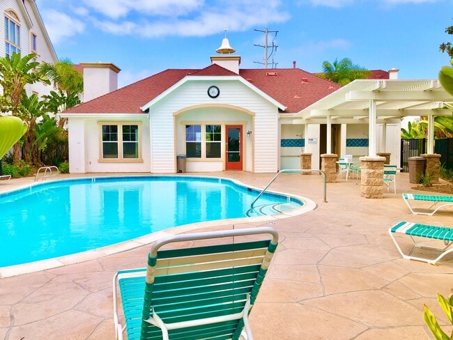 Building Photo - Beautifully Upgraded & Appointed End Condo...