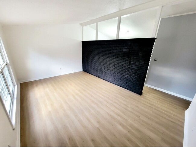 Building Photo - For Rent: Beautiful 3-Bedroom Home in Grah...