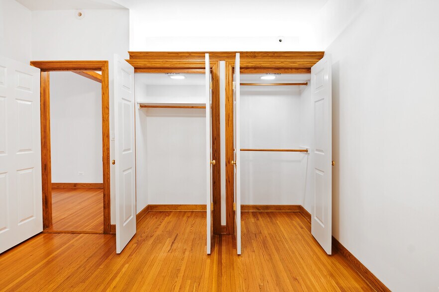 Bedroom Closet - 5610 N Kenmore Ave