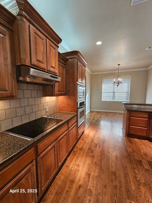 Building Photo - (3) Bed/(2) Bath In Tuscany Court Avail NOW!