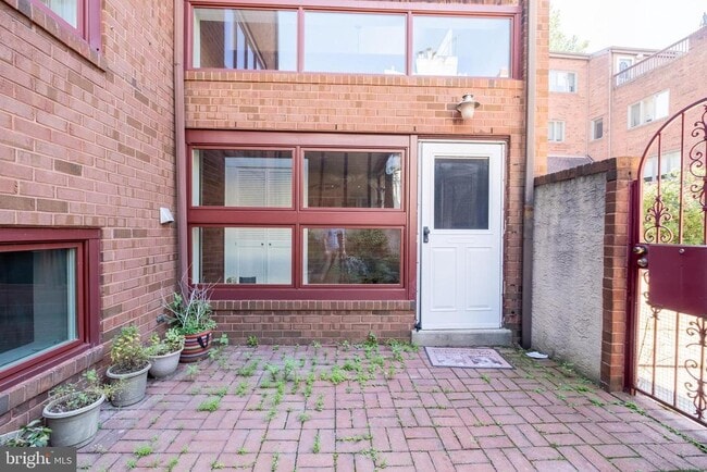 Building Photo - 129 Catharine St