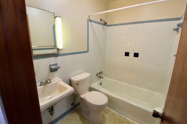 Building Photo - Adorable 1 Bed, 1 Bath Apartment in Bridge...