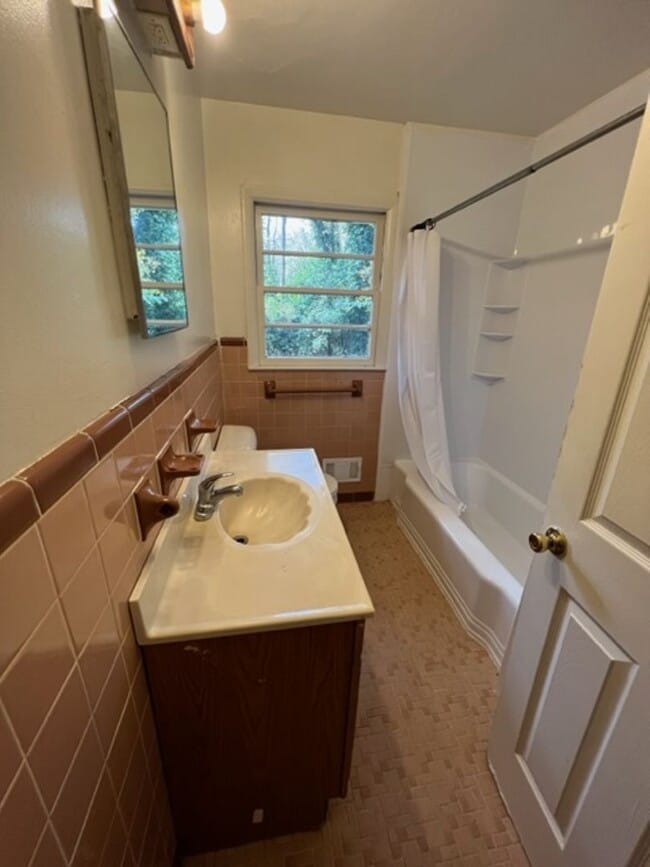 Building Photo - 3 bed 2 bath! UPSTAIRS!!