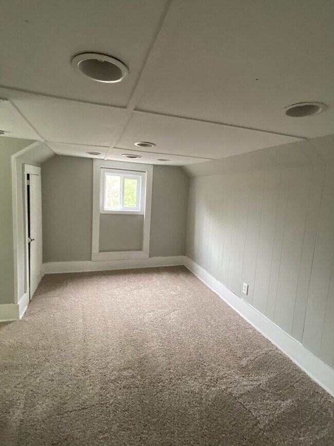 Building Photo - Spacious 3 Bedrooms Located in Hermitage /...