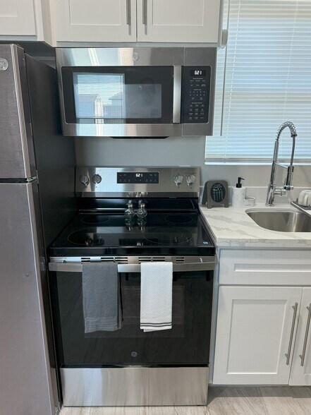 Stove-Micro - 5712 Abbey Ct