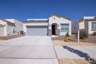 Building Photo - Beautiful East side House