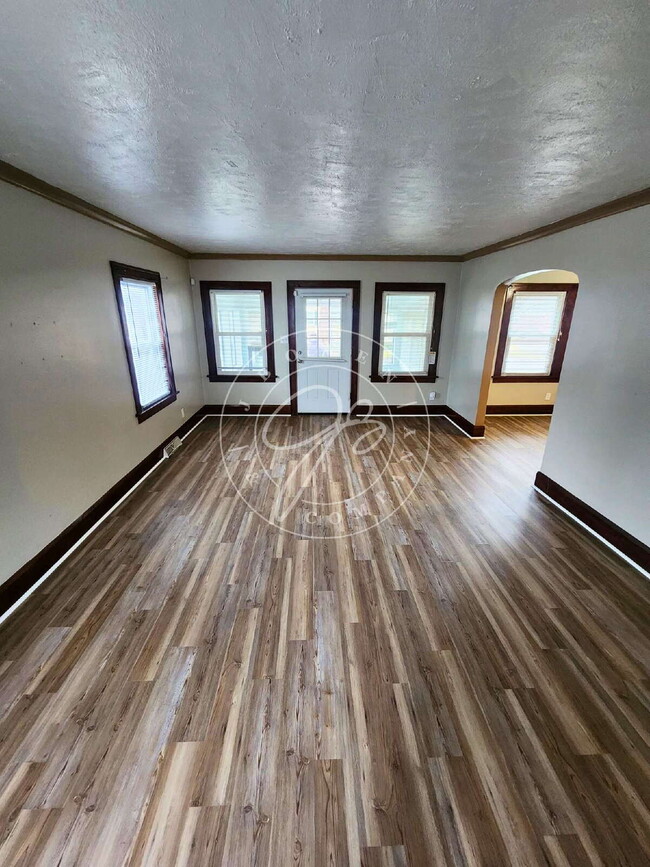 Building Photo - Charming 3–4 Bedroom West Toledo Home with Bonus Room & Garage