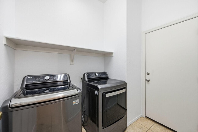 Building Photo - 906 E Sheffield Ave