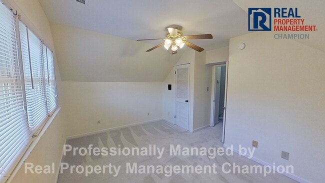 Building Photo - Charming Water Front Home with Private Dock