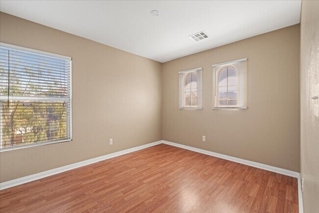 Building Photo - Spacious 3 bth Upstairs Plus Loft Bedroom, New Floors, New paint, No Carpet