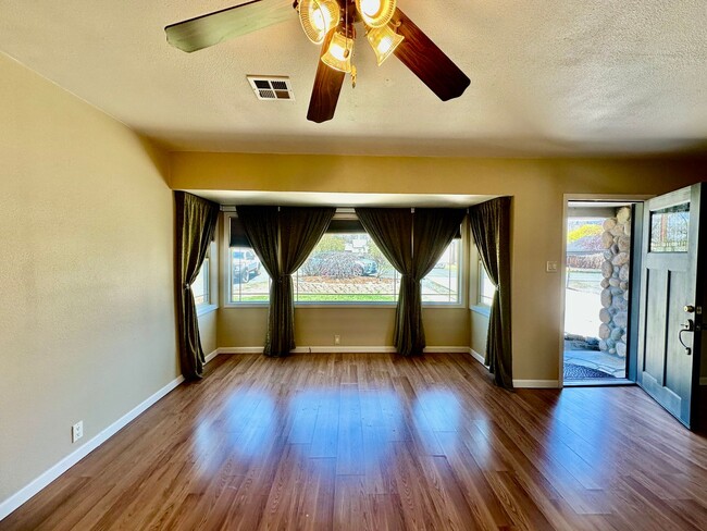 Building Photo - Large 3-Bedroom, 1-Bath Duplex with ALL UT...