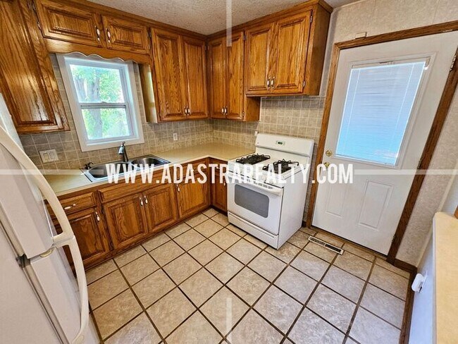 Building Photo - Spacious North Overland Park Bungalow-Available in FEBRUARY!!