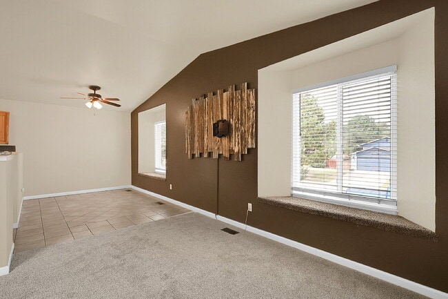 Building Photo - $2,095, 3 bed, 2 bath, located in Colorado...